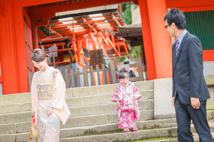 奈良の神社で家族写真